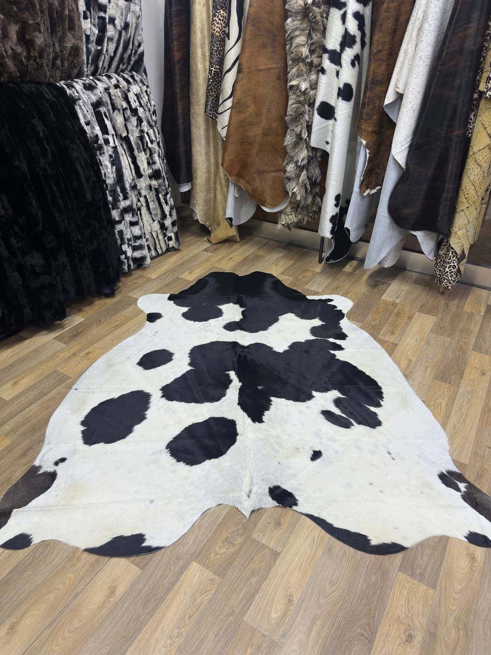 Luxury Black White Natural Cowskin Decor Rug for Living Room