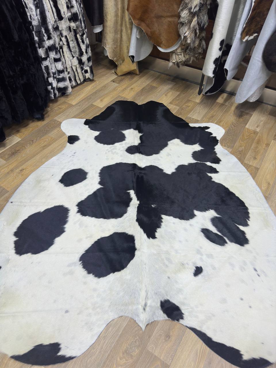 Luxury Black White Natural Cowskin Decor Rug for Living Room