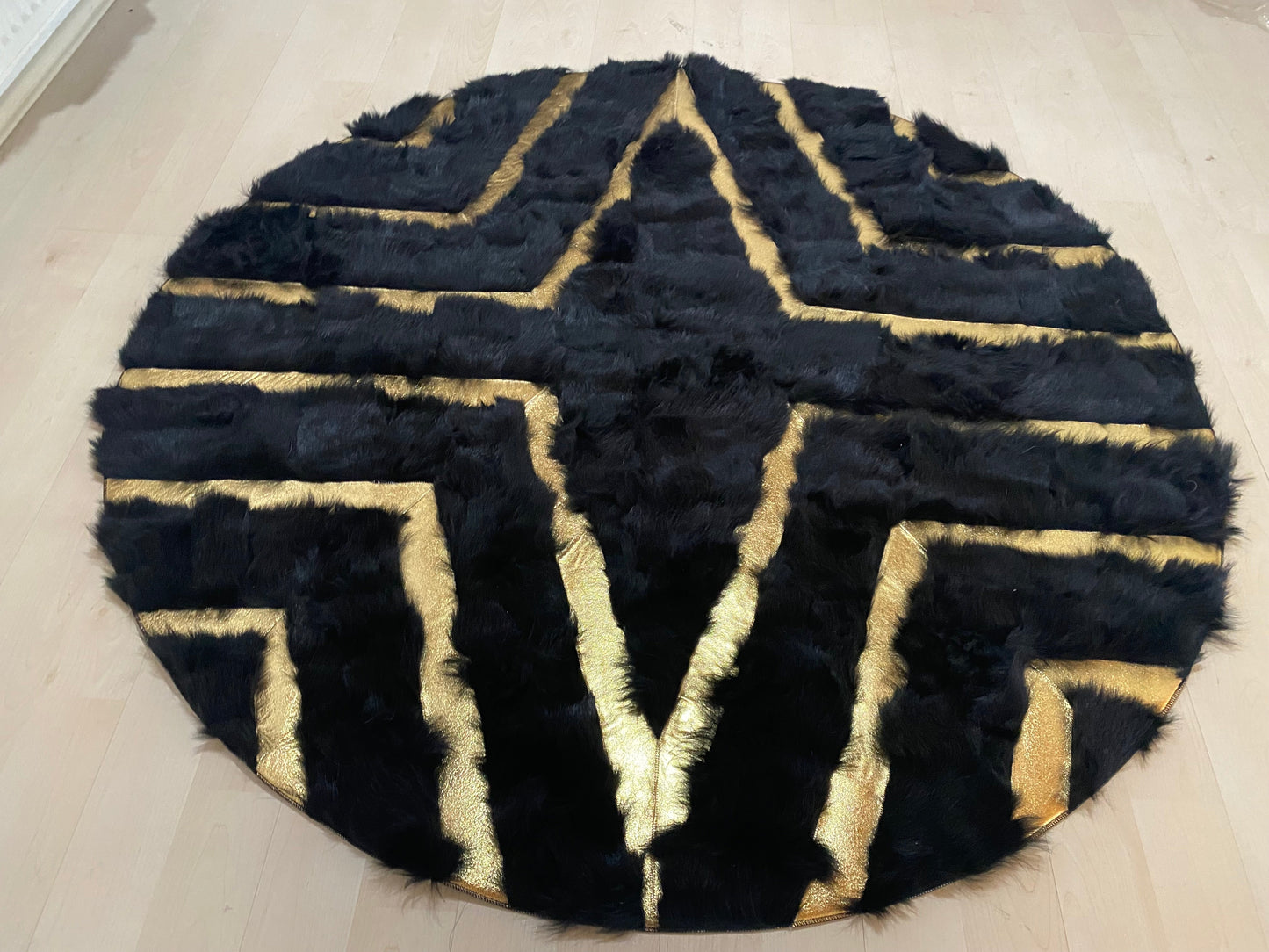 Black Gold Round Sheepskin Modern Area Rug, Natural Fur Rug