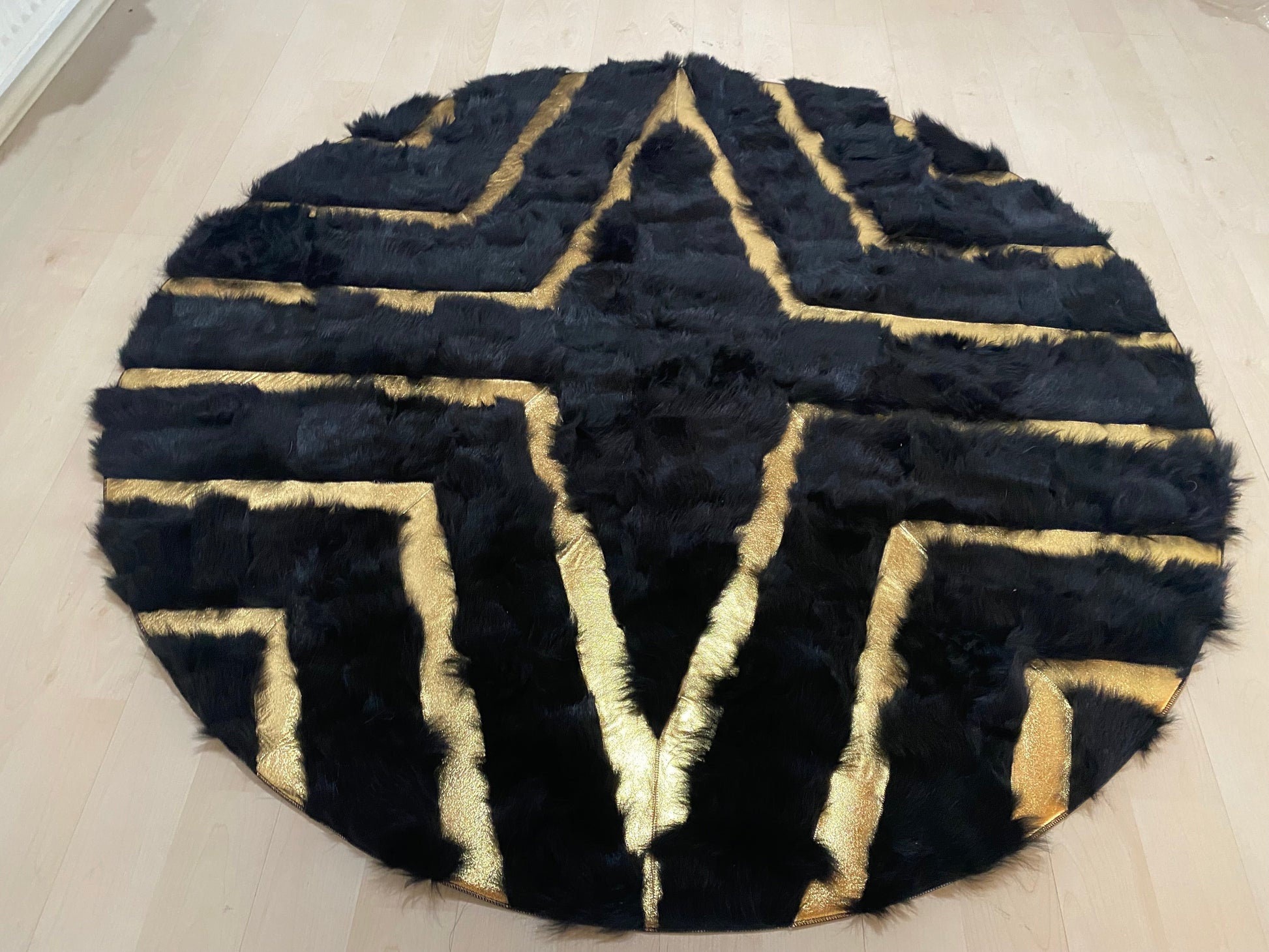 Black Gold Round Sheepskin Modern Area Rug, Natural Fur Rug