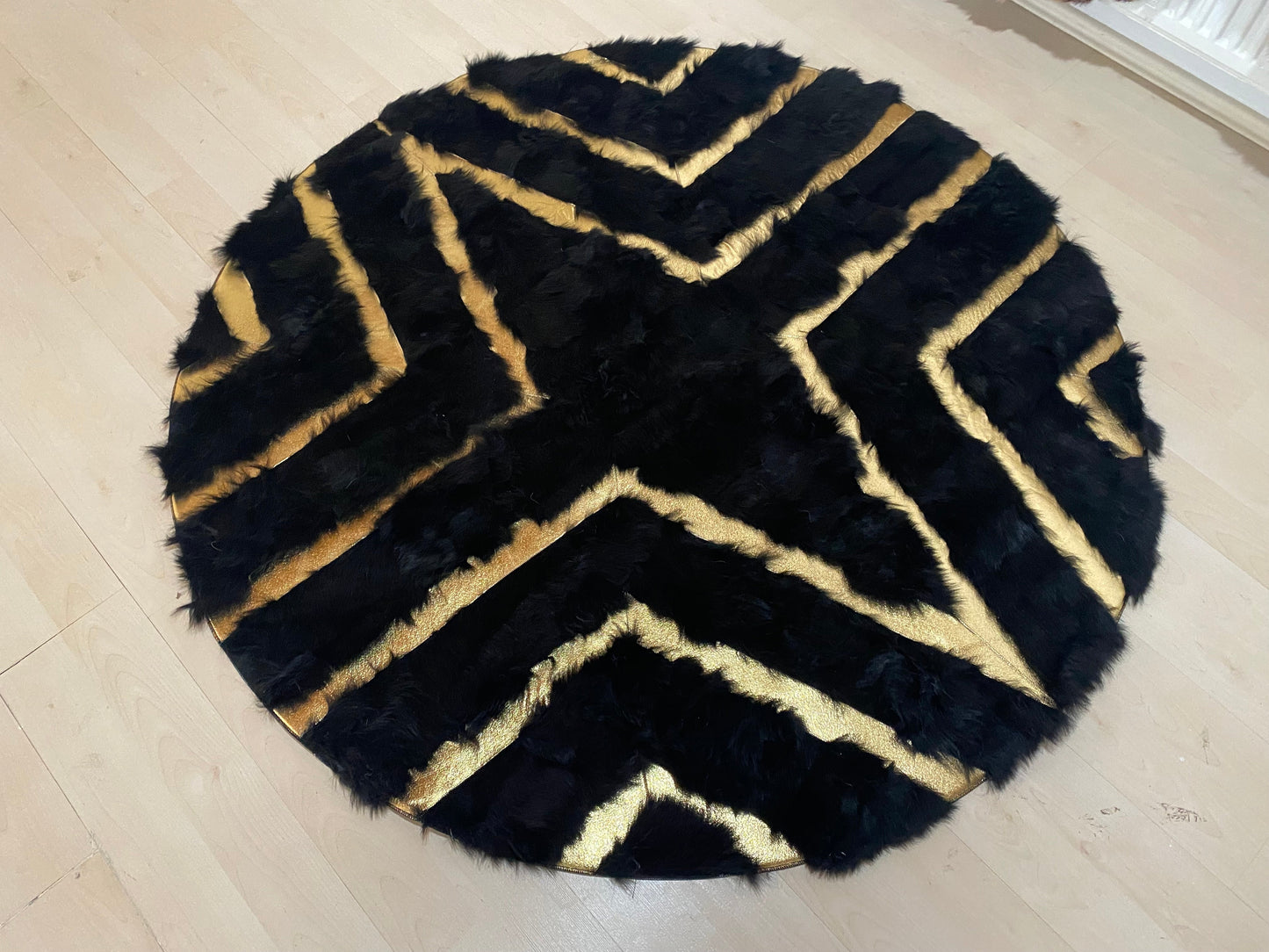Black Gold Round Sheepskin Modern Area Rug, Natural Fur Rug