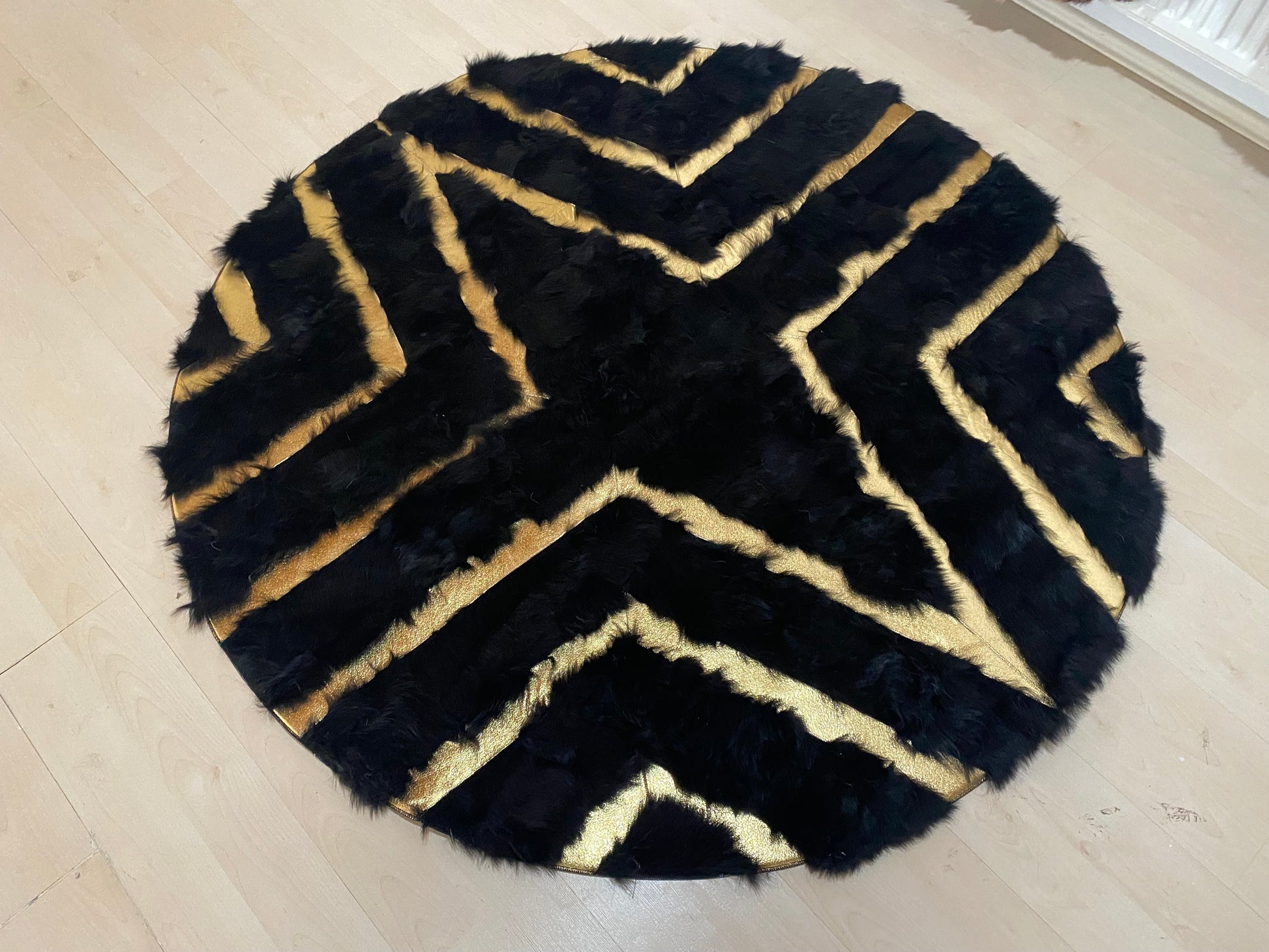 Black Gold Round Sheepskin Modern Area Rug, Natural Fur Rug
