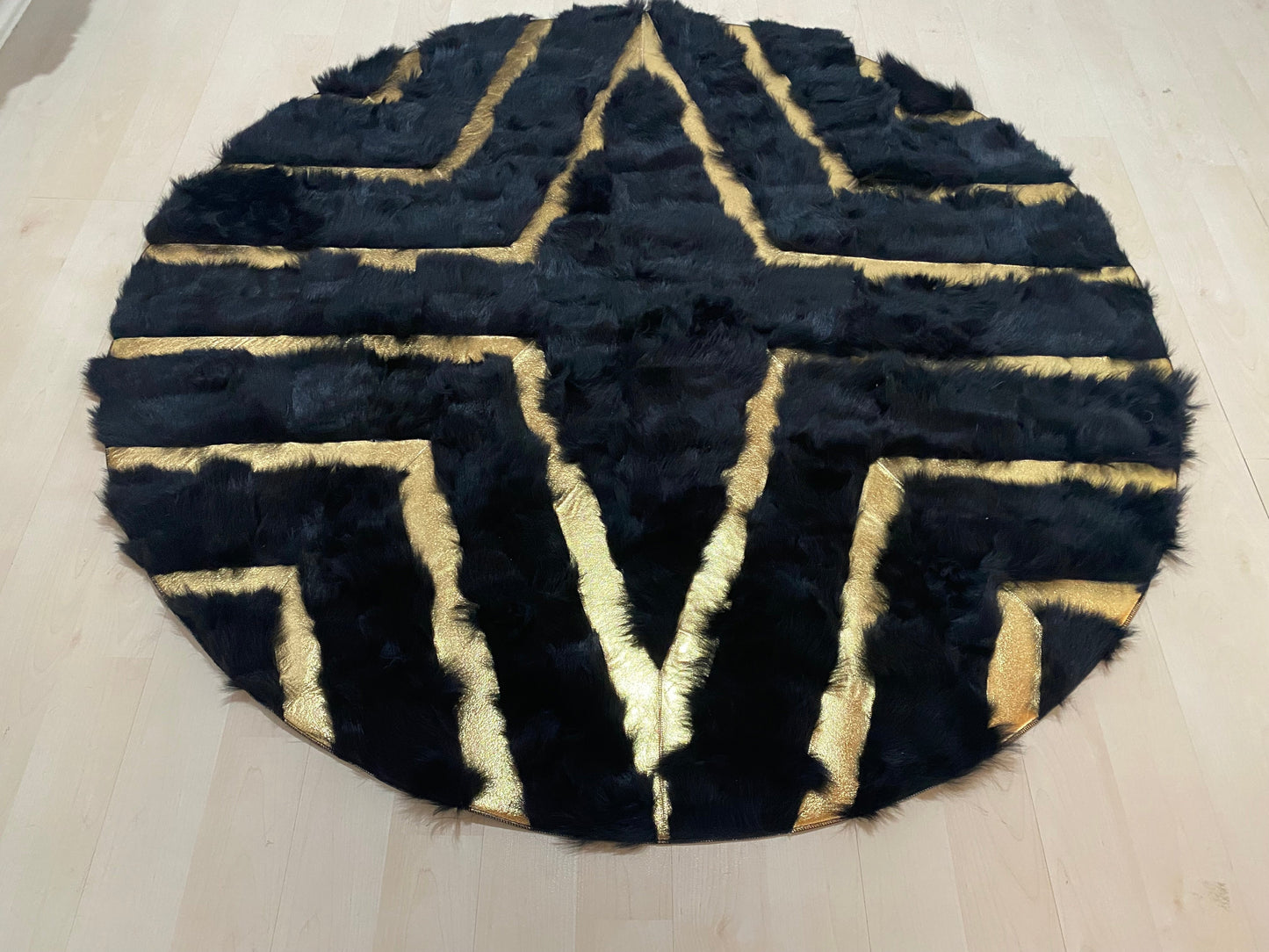 Black Gold Round Sheepskin Modern Area Rug, Natural Fur Rug