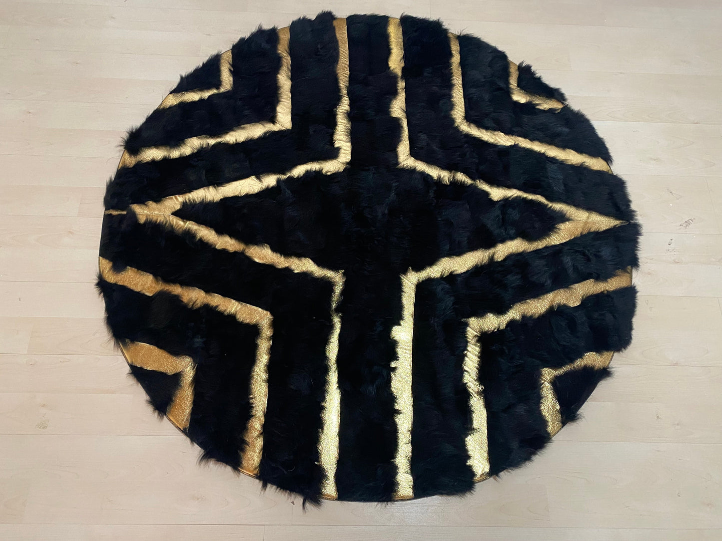 Black Gold Round Sheepskin Modern Area Rug, Natural Fur Rug