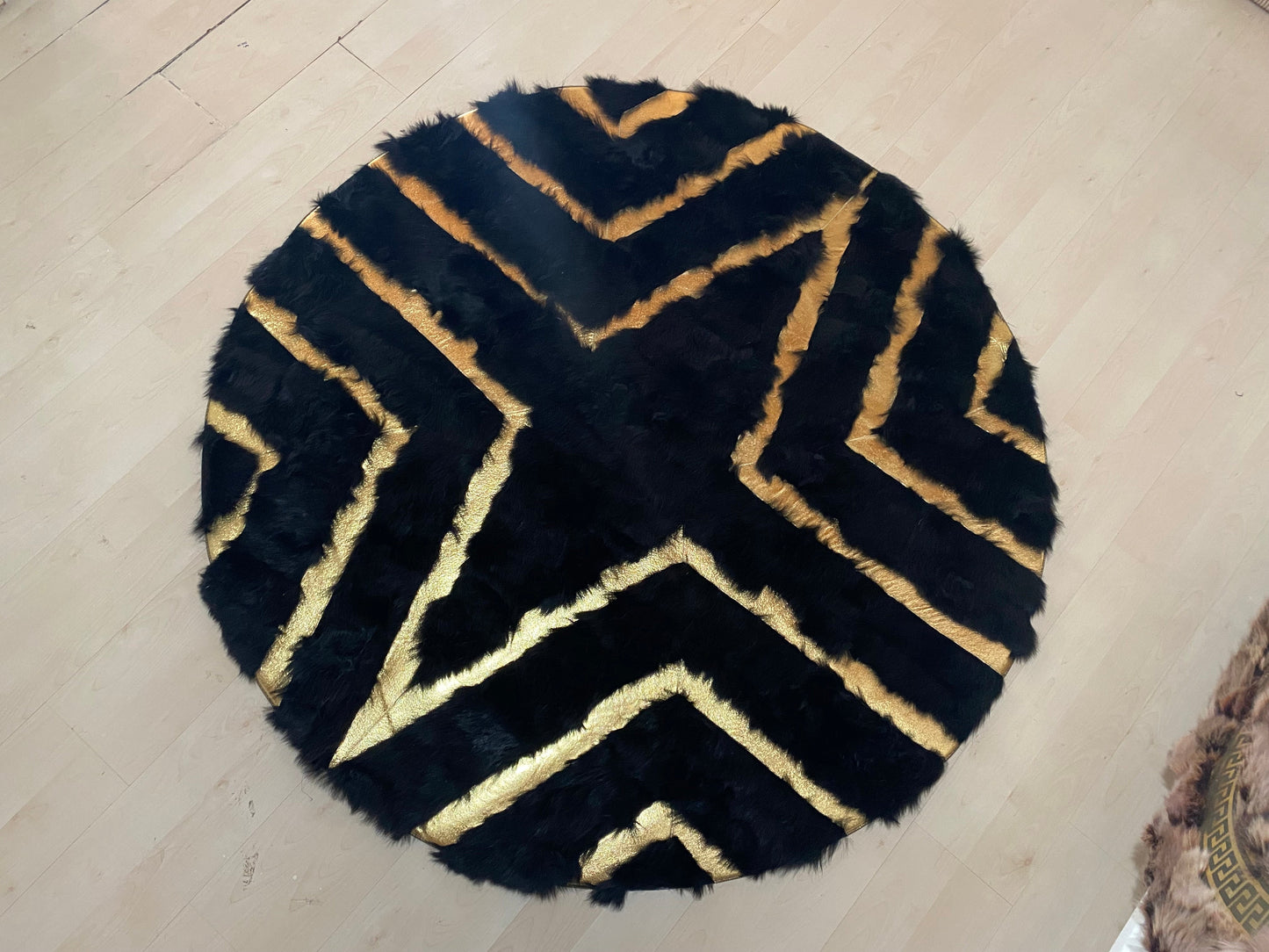 Black Gold Round Sheepskin Modern Area Rug, Natural Fur Rug