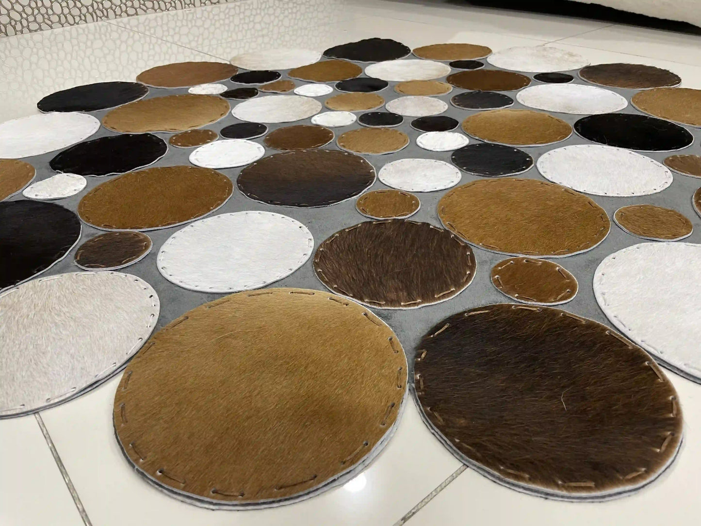 Modern Designed Cowhide Round Rug, Natural Handmade Cowhide Round Rug for Home Decoration
