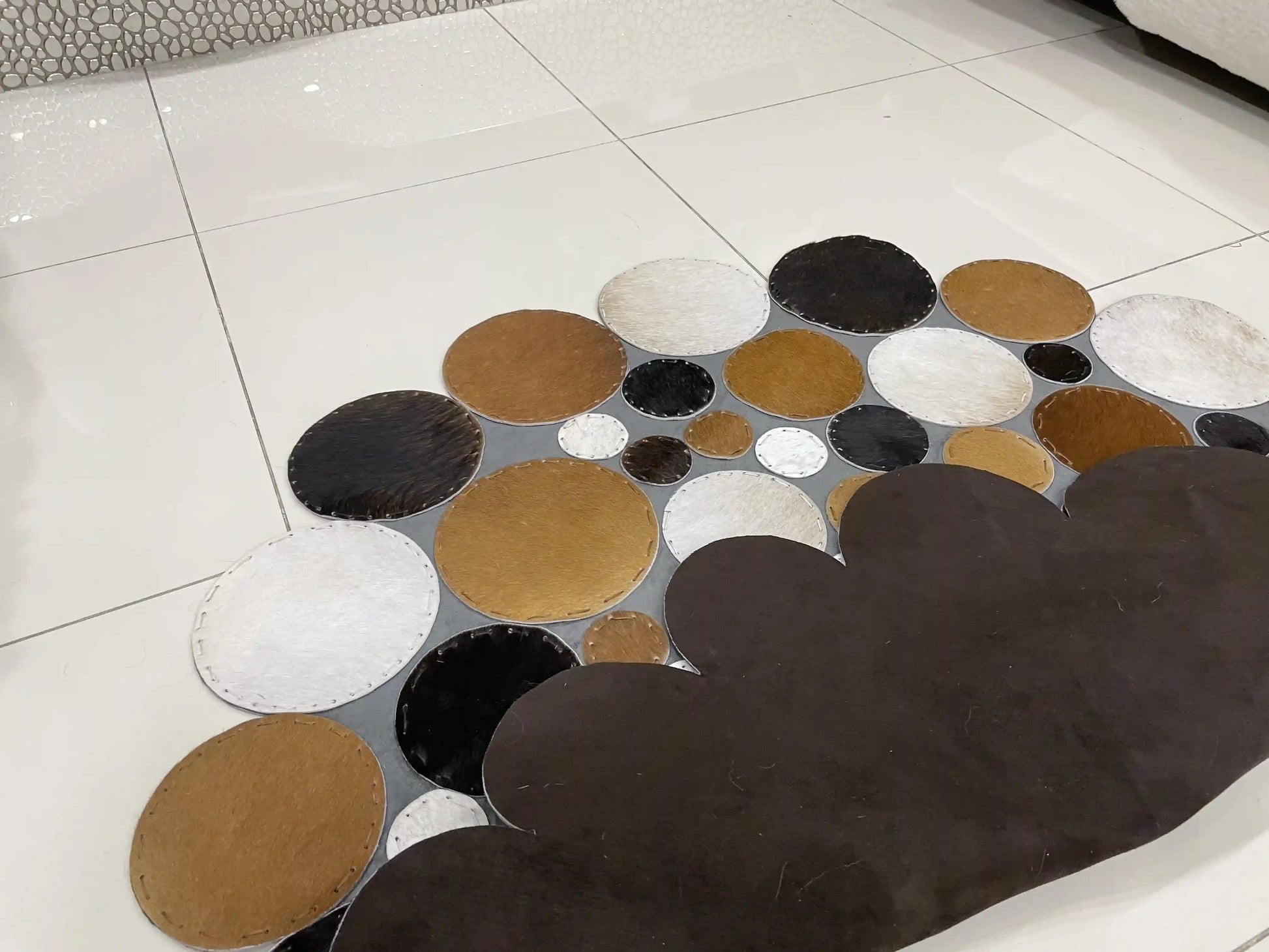 Modern Designed Cowhide Round Rug, Natural Handmade Cowhide Round Rug for Home Decoration