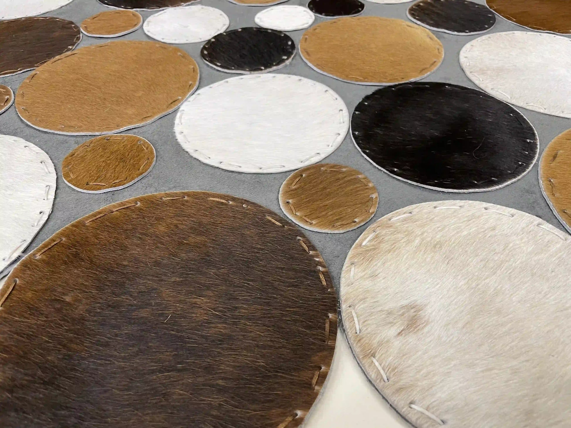 Modern Designed Cowhide Round Rug, Natural Handmade Cowhide Round Rug for Home Decoration