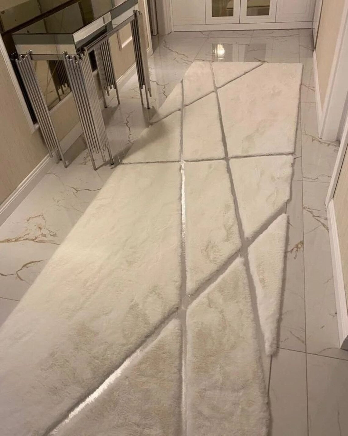 Luxury Soft White And Silver Faux Fur Corridor Rug , Plush Fluffy Rug