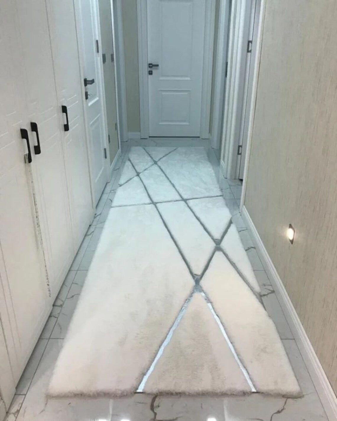 Luxury Soft White And Silver Faux Fur Corridor Rug , Plush Fluffy Rug