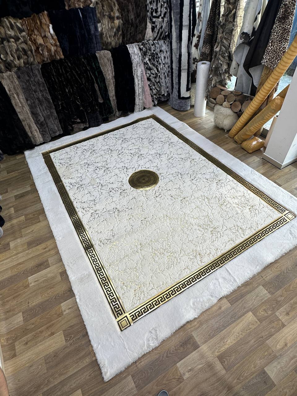 White and Gold Faux Fur Round Rug | Luxurious Soft Rug