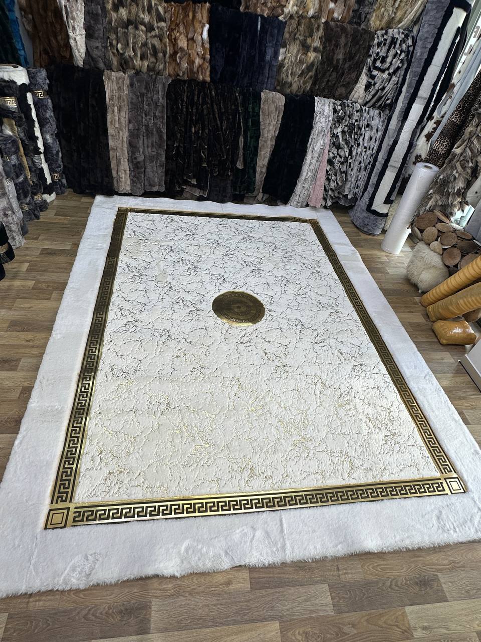 White and Gold Faux Fur Round Rug | Luxurious Soft Rug